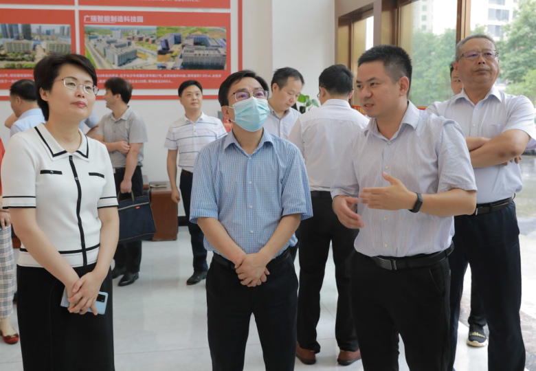 湖南省政協(xié)副主席賴明勇一行就“穩(wěn)經(jīng)濟(jì)、惠民生、保安全”來長調(diào)研